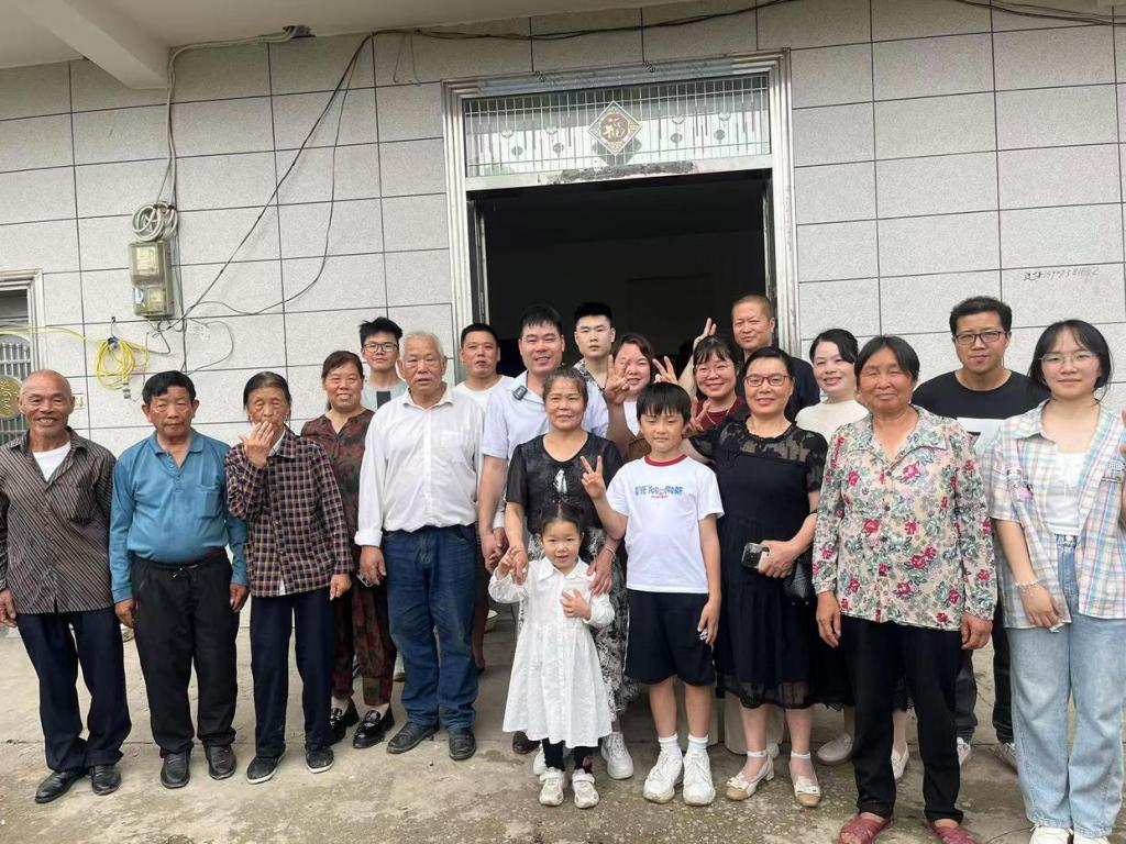 跪地相拥泣不成声！湖南妈妈刷到被拐30多年儿子视频遗憾错过相认	，一年后儿子回家了  第4张